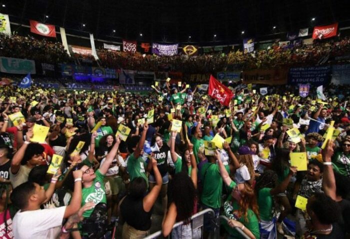 Lula participa do 60º Congresso da UNE em Goiânia e presta solidariedade a familiares de estudantes mortos em acidente. Evento reúne mais de 10 mil alunos de todo o país.