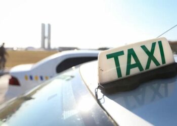 Medida Provisória assinada por Lula isenta taxistas da taxa de verificação de taxímetros. A mudança beneficia mais de 100 mil motoristas e reduz custos no setor.