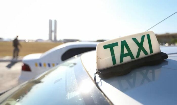 Medida Provisória assinada por Lula isenta taxistas da taxa de verificação de taxímetros. A mudança beneficia mais de 100 mil motoristas e reduz custos no setor.