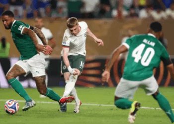 Palmeiras é eliminado do Mundial de Clubes após derrota por 2 a 1 para o Chelsea. Estêvão marcou para o time brasileiro, mas Weverton falhou no gol decisivo. Fluminense segue vivo no torneio.