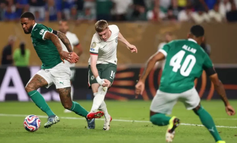 Palmeiras é eliminado do Mundial de Clubes após derrota por 2 a 1 para o Chelsea. Estêvão marcou para o time brasileiro, mas Weverton falhou no gol decisivo. Fluminense segue vivo no torneio.