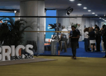 Brics enfrenta impasse na Cúpula do Rio após o Irã exigir posicionamento mais duro sobre Israel e ataques ao seu território. Brasil tenta mediar crise diplomática.