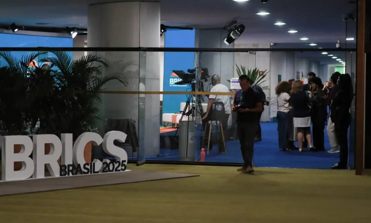 Brics enfrenta impasse na Cúpula do Rio após o Irã exigir posicionamento mais duro sobre Israel e ataques ao seu território. Brasil tenta mediar crise diplomática.