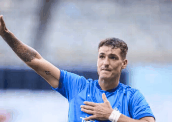 Dinenno marca três gols em goleada do São Paulo sobre o sub-20 por 6 a 0 no CT da Barra Funda. Crespo testa formações para duelo contra o Flamengo.