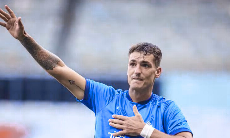 Dinenno marca três gols em goleada do São Paulo sobre o sub-20 por 6 a 0 no CT da Barra Funda. Crespo testa formações para duelo contra o Flamengo.