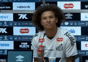 Willian Arão é apresentado no Santos, se emociona ao lembrar do pai e diz que precisa de tempo para ganhar ritmo. Volante assinou até 2026.