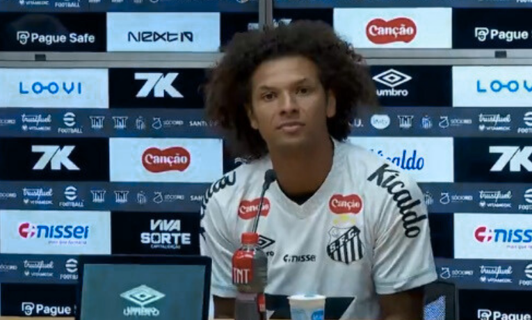 Willian Arão é apresentado no Santos, se emociona ao lembrar do pai e diz que precisa de tempo para ganhar ritmo. Volante assinou até 2026.