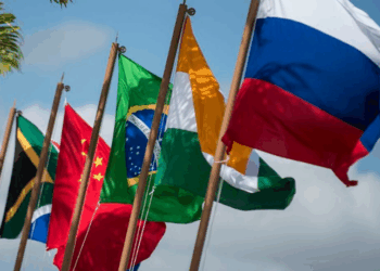 Ditadura de Maduro propõe pagar dívida com Brasil usando lucros futuros de investimentos e tenta voltar à cena internacional via Brics. Lula evita convite e mantém distanciamento diplomático.