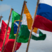 Ditadura de Maduro propõe pagar dívida com Brasil usando lucros futuros de investimentos e tenta voltar à cena internacional via Brics. Lula evita convite e mantém distanciamento diplomático.