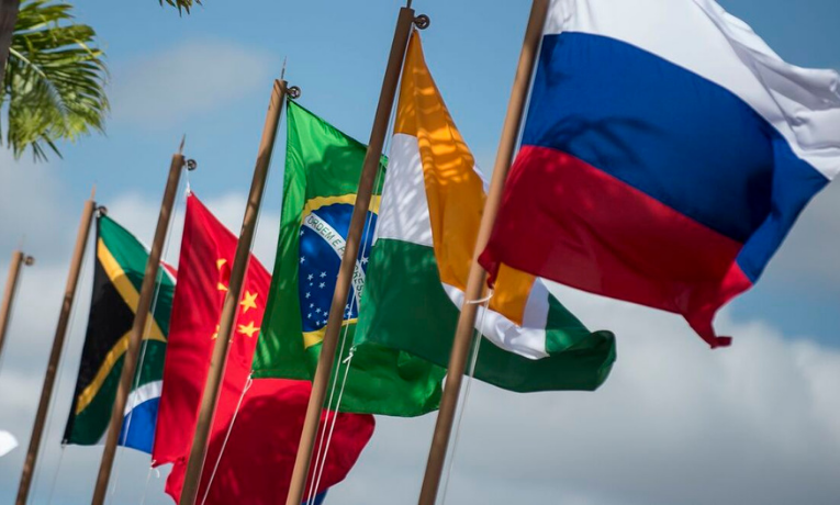 Ditadura de Maduro propõe pagar dívida com Brasil usando lucros futuros de investimentos e tenta voltar à cena internacional via Brics. Lula evita convite e mantém distanciamento diplomático.