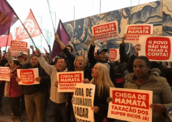 Integrantes do MTST e da Frente Povo Sem Medo invadem sede do Itaú BBA, na Faria Lima, em São Paulo. Protesto defende taxação dos super-ricos e gera reações da oposição. Ato teve apoio de Guilherme Boulos.