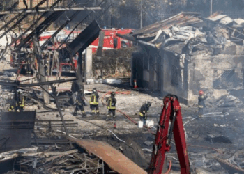 Explosão em posto de gasolina na região sudeste de Roma deixa 20 feridos. Autoridades apuram vazamento de gás como causa do incidente.