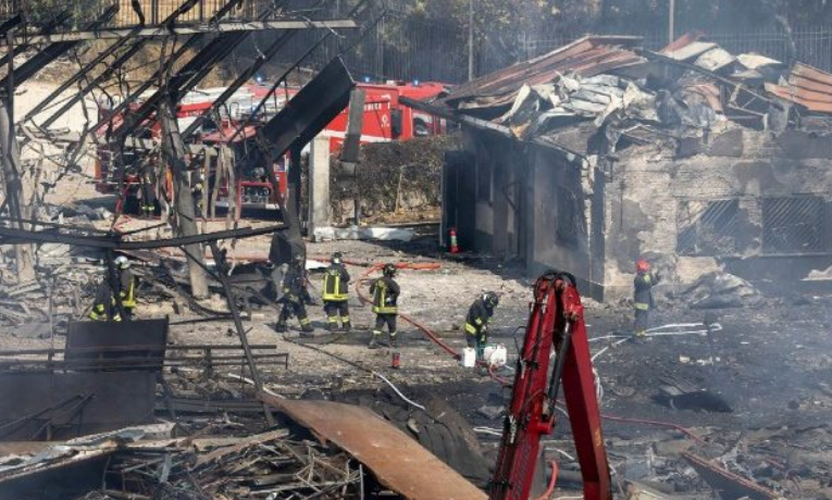 Explosão em posto de gasolina na região sudeste de Roma deixa 20 feridos. Autoridades apuram vazamento de gás como causa do incidente.