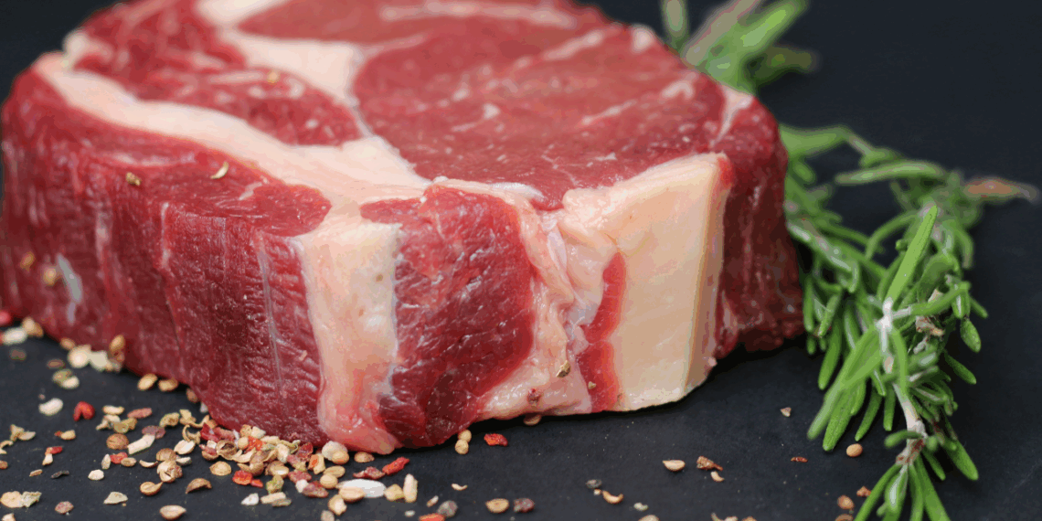 Entenda por que a carne bovina nos EUA atingiu patamares históricos em 2025 e como isso afeta o mercado global de alimentos.
