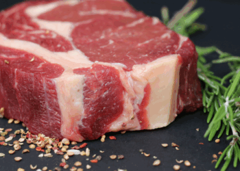 Entenda por que a carne bovina nos EUA atingiu patamares históricos em 2025 e como isso afeta o mercado global de alimentos.