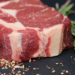 Entenda por que a carne bovina nos EUA atingiu patamares históricos em 2025 e como isso afeta o mercado global de alimentos.