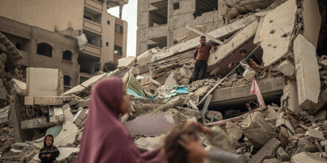 115 ONGs, incluindo MSF e Save the Children, denunciam bloqueio israelense como causa da fome em Gaza. OMS relata 30 mil crianças desnutridas e mortes por inanição.