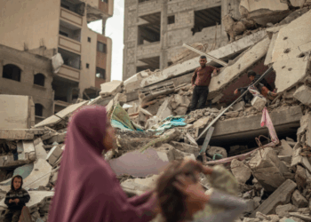 115 ONGs, incluindo MSF e Save the Children, denunciam bloqueio israelense como causa da fome em Gaza. OMS relata 30 mil crianças desnutridas e mortes por inanição.