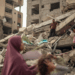 115 ONGs, incluindo MSF e Save the Children, denunciam bloqueio israelense como causa da fome em Gaza. OMS relata 30 mil crianças desnutridas e mortes por inanição.