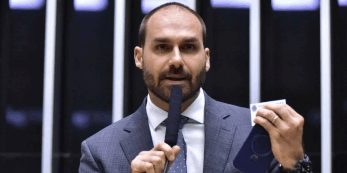 Eduardo Bolsonaro diz que tarifa de 50% dos EUA não será revertida sem atendimento às exigências de Trump, incluindo anistia ao pai.