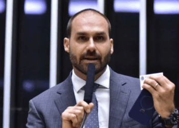 Eduardo Bolsonaro diz que tarifa de 50% dos EUA não será revertida sem atendimento às exigências de Trump, incluindo anistia ao pai.