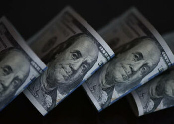 Dólar recua 11% no primeiro semestre de 2025 e analistas revisam projeções