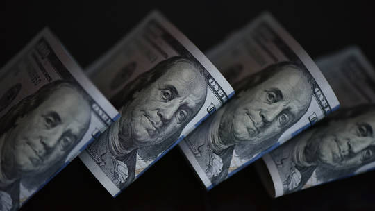 Dólar recua 11% no primeiro semestre de 2025 e analistas revisam projeções