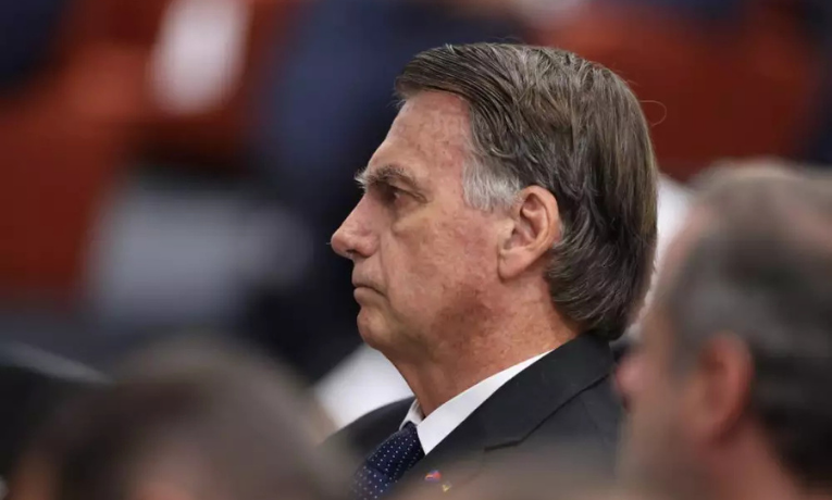Polícia Federal conclui que pen drive encontrado no banheiro de Jair Bolsonaro é irrelevante para investigação. Celular apreendido é novo foco da apuração.