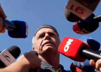Medidas cautelares impostas a Jair Bolsonaro pelo STF ganham destaque na mídia internacional, com paralelos a Trump e Cristina Kirchner. Tornozeleira, restrições e risco de fuga estão entre os pontos ressaltados.