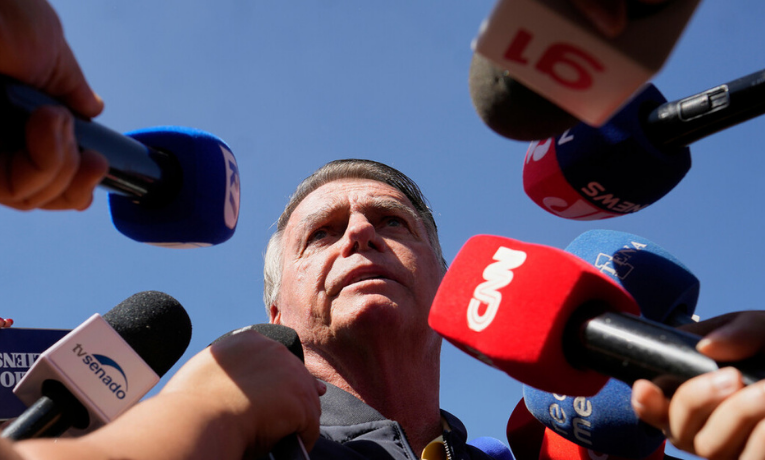 Medidas cautelares impostas a Jair Bolsonaro pelo STF ganham destaque na mídia internacional, com paralelos a Trump e Cristina Kirchner. Tornozeleira, restrições e risco de fuga estão entre os pontos ressaltados.