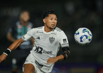 Rony e Scarpa notificam o Atlético-MG por pendências financeiras. Entenda o caso e o impacto no time às vésperas de jogo decisivo.