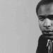 No centenário de Frantz Fanon, pensadores brasileiros destacam a importância do intelectual martinicano na luta anticolonial, na crítica ao racismo estrutural e na valorização da educação como ferramenta de libertação.