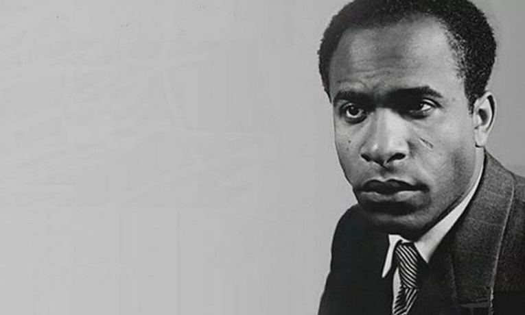 No centenário de Frantz Fanon, pensadores brasileiros destacam a importância do intelectual martinicano na luta anticolonial, na crítica ao racismo estrutural e na valorização da educação como ferramenta de libertação.