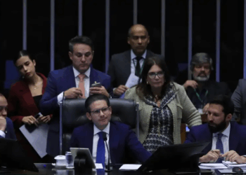 Câmara aprova por ampla maioria nova Lei de Licenciamento Ambiental que reduz exigências para grandes obras e enfraquece Ibama e Funai, gerando alertas ambientais.