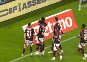 Pedro retorna ao time após polêmica nos bastidores e decide o Fla-Flu com gol nos minutos finais. Flamengo vence o clássico e segue na cola do líder Cruzeiro no Brasileirão.
