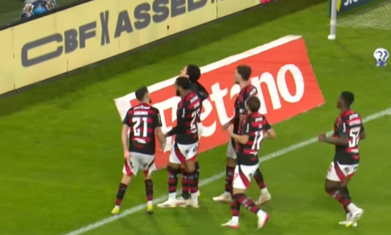 Pedro retorna ao time após polêmica nos bastidores e decide o Fla-Flu com gol nos minutos finais. Flamengo vence o clássico e segue na cola do líder Cruzeiro no Brasileirão.