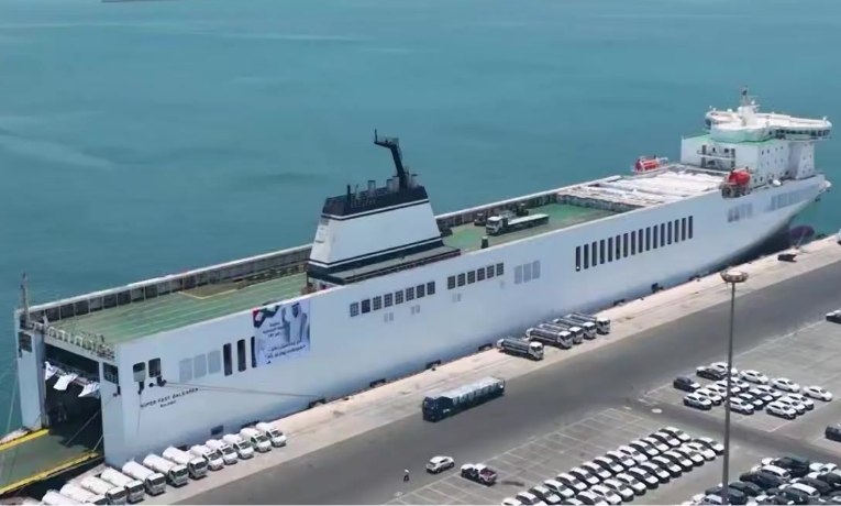 Emirados Árabes Unidos enviam maior navio com mais de 7 mil toneladas de ajuda humanitária à Faixa de Gaza. Entrega será feita pelo porto de El-Arish, no Egito.