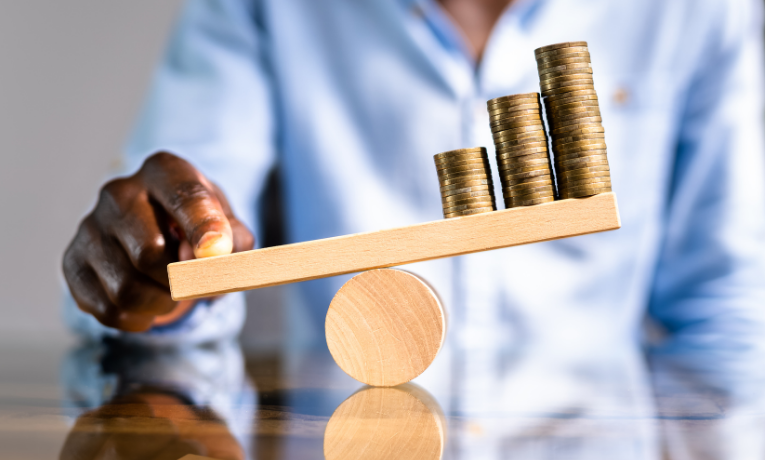 Índice de preços da FGV mostra inflação semanal acelerando na maioria das capitais. Rio e SP lideram altas, enquanto Recife desacelera.