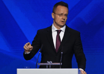 Ministro húngaro Péter Szijjártó criticou duramente as políticas energéticas da União Europeia, que classificou como responsáveis por colocar o continente em uma “situação muito difícil”