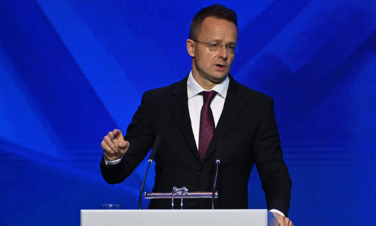 Ministro húngaro Péter Szijjártó criticou duramente as políticas energéticas da União Europeia, que classificou como responsáveis por colocar o continente em uma “situação muito difícil”