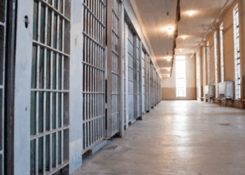 Justiça do ES renova permanência de quatro líderes do PCV em presídios federais e determina reinclusão de quinto detento. Medida visa conter facção e proteger segurança pública.