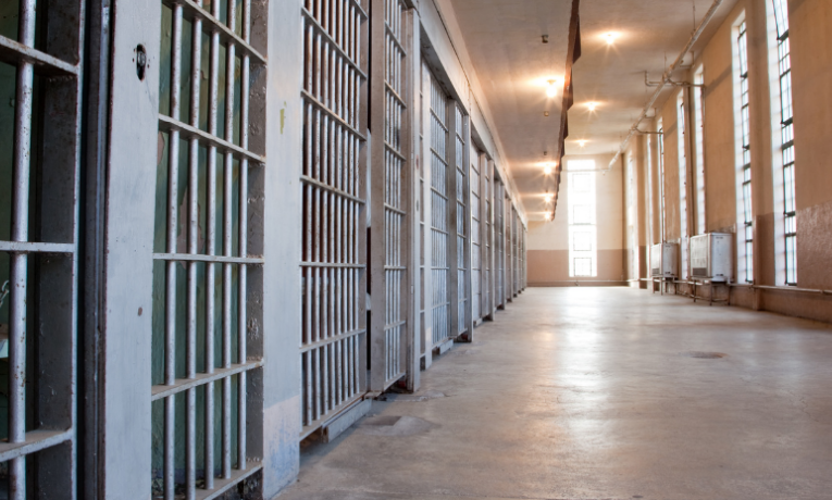 Justiça do ES renova permanência de quatro líderes do PCV em presídios federais e determina reinclusão de quinto detento. Medida visa conter facção e proteger segurança pública.