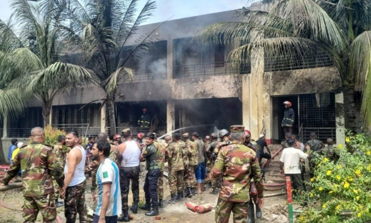 Bangladesh investiga falha em caça F-7 que matou 20 em Daca