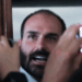 Alexandre de Moraes determina bloqueio de contas, Pix, bens móveis, imóveis e salário de Eduardo Bolsonaro. Medida visa dificultar ações do deputado nos EUA e impedir obstrução de inquérito.