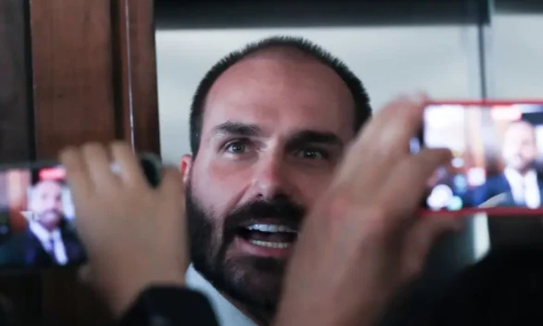 Alexandre de Moraes determina bloqueio de contas, Pix, bens móveis, imóveis e salário de Eduardo Bolsonaro. Medida visa dificultar ações do deputado nos EUA e impedir obstrução de inquérito.