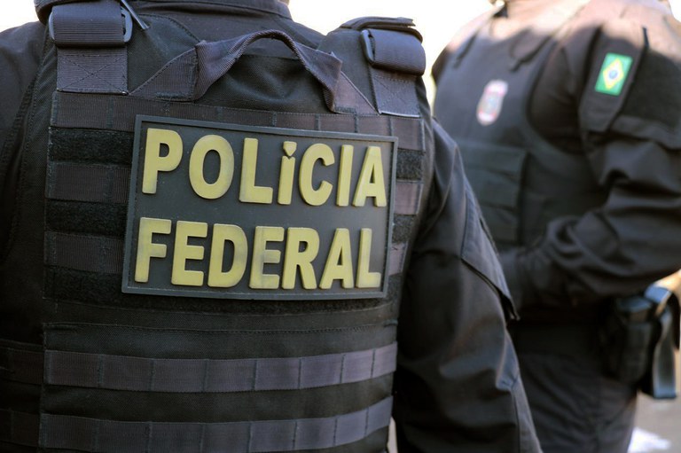 PF investiga fraude eleitoral em Apiacá (ES) e cumpre mandados por transferência ilegal de títulos