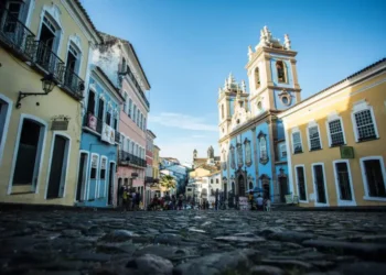 Turismo brasileiro atinge faturamento recorde de R$ 90,4 bilhões entre janeiro e maio de 2025. Crescimento de 7% é puxado por transporte aéreo e hospedagem, com alta em todas as regiões do país.
