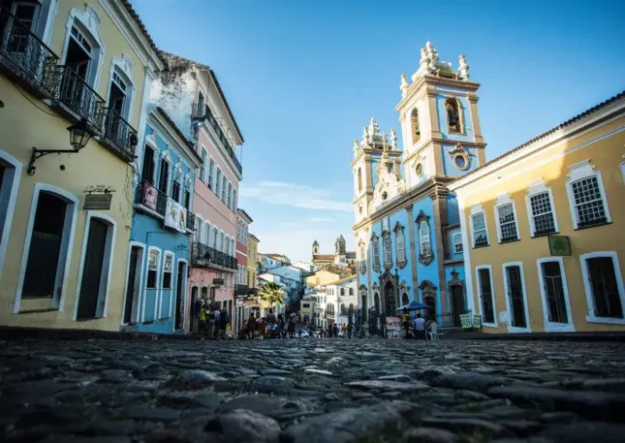 Turismo brasileiro atinge faturamento recorde de R$ 90,4 bilhões entre janeiro e maio de 2025. Crescimento de 7% é puxado por transporte aéreo e hospedagem, com alta em todas as regiões do país.