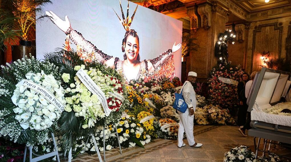 Fãs prestaram homenagens à cantora Preta Gil no velório público no Theatro Municipal do Rio. Cortejo seguiu por ruas do circuito de carnaval criado em sua homenagem.