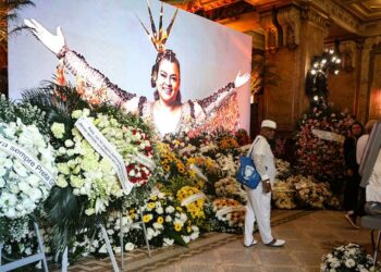 Fãs prestaram homenagens à cantora Preta Gil no velório público no Theatro Municipal do Rio. Cortejo seguiu por ruas do circuito de carnaval criado em sua homenagem.